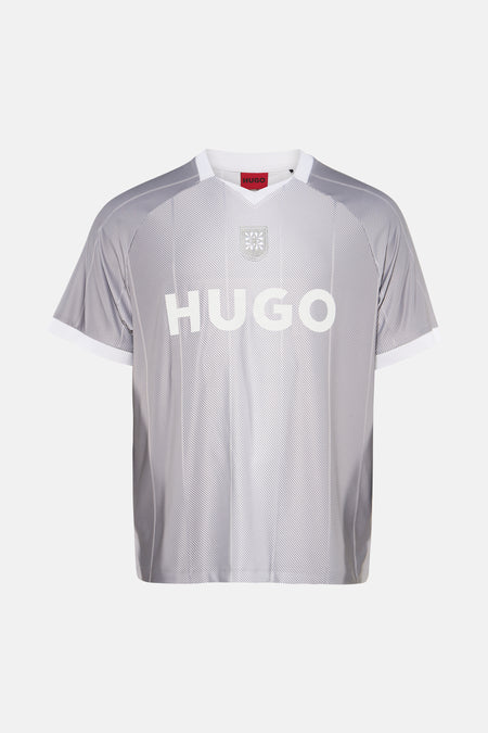 T-shirt gris rayé de HUGO avec col en V blanc, poignets de manches blancs et un logo blanc sur la poitrine.