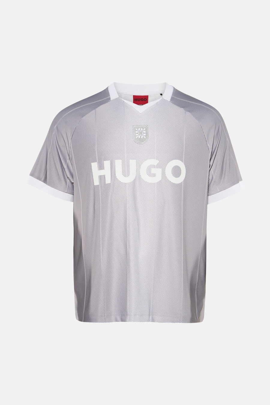 T-shirt gris rayé de HUGO avec col en V blanc, poignets de manches blancs et un logo blanc sur la poitrine.