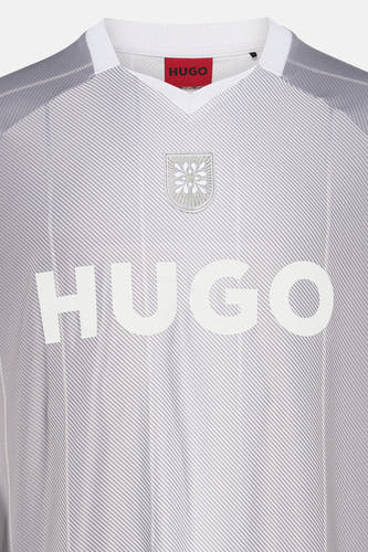 T-shirt à rayures gris clair et blanc de HUGO avec col en V, écusson brodé et grandes lettres blanches de la marque sur la poitrine.
