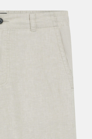 Beige linnen chino van HUGO BOSS ORANGE, detailopname met knoopsluiting, riemlussen en een zijzak.