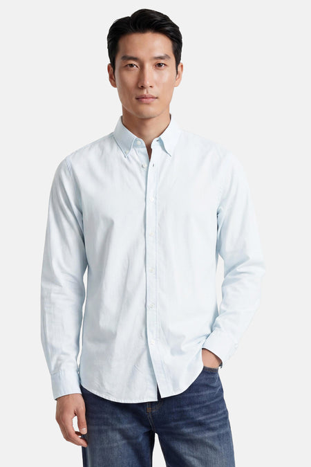 Turquoise hemd van HUGO BOSS ORANGE met button-down kraag en lange mouwen, gedragen over een donkere jeans.