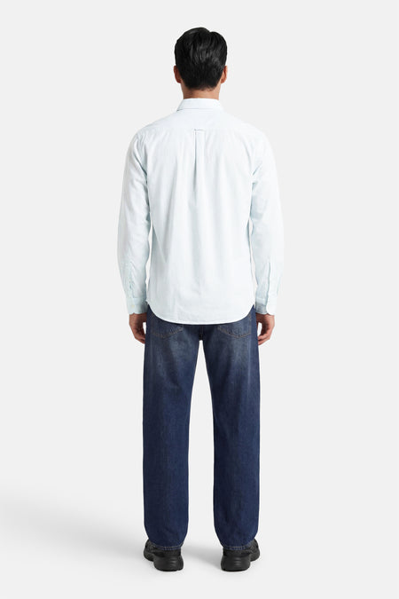 Turquoise hemd van HUGO BOSS ORANGE, van achteren gezien met lange mouwen, gedragen op een donkere jeans en zwarte sneakers.