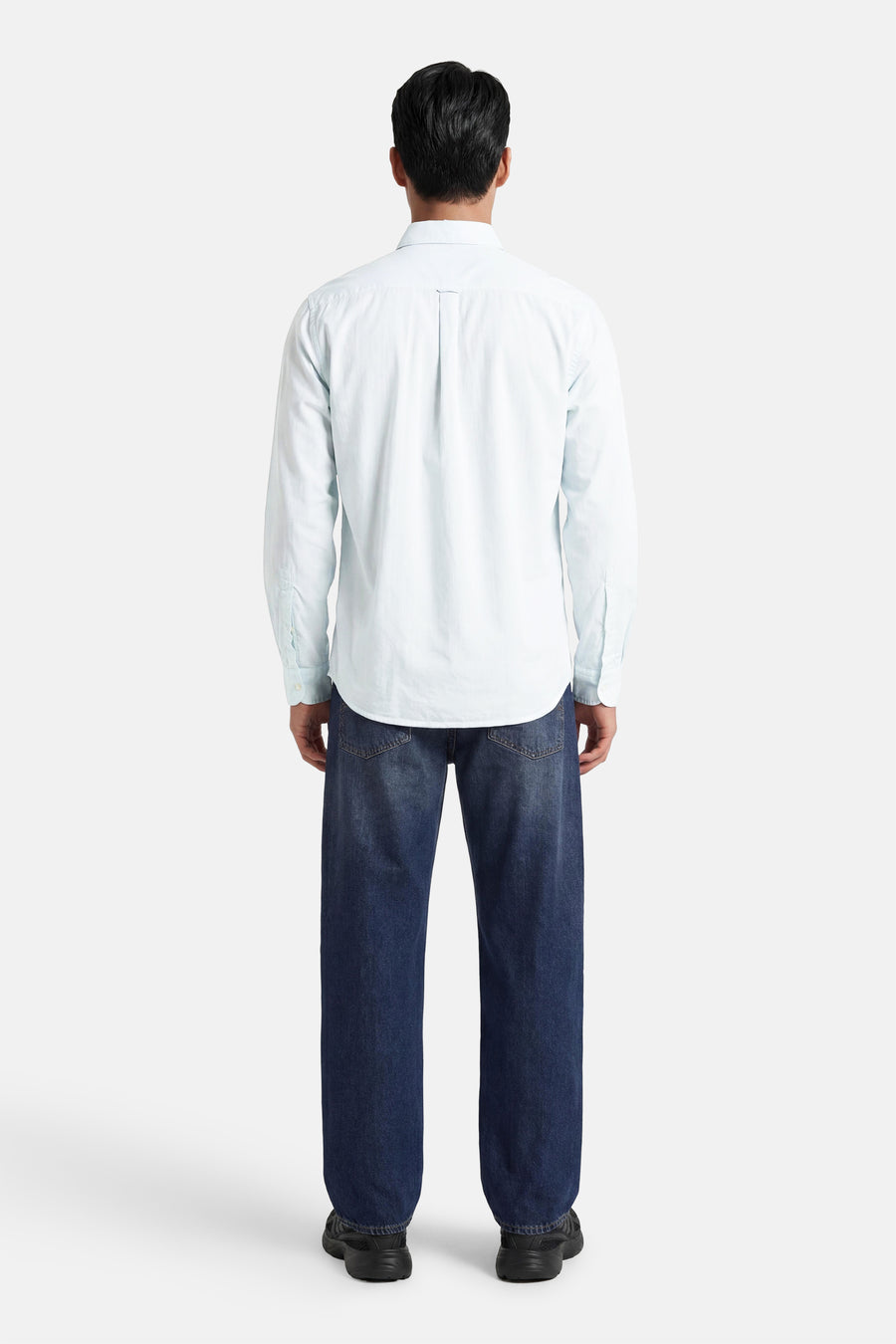 Turquoise hemd van HUGO BOSS ORANGE, van achteren gezien met lange mouwen, gedragen op een donkere jeans en zwarte sneakers.
