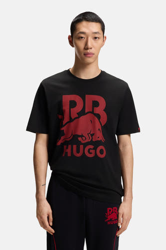 T-shirt noir à manches courtes de HUGO, vu de dos, associé à un pantalon foncé.