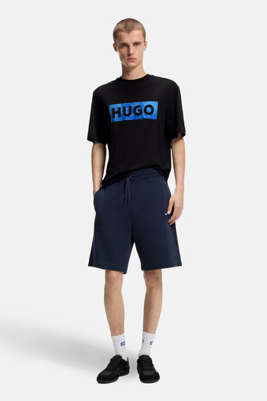 T-shirt noir à manches courtes de HUGO BLUE, avec un logo bleu sur la poitrine.
