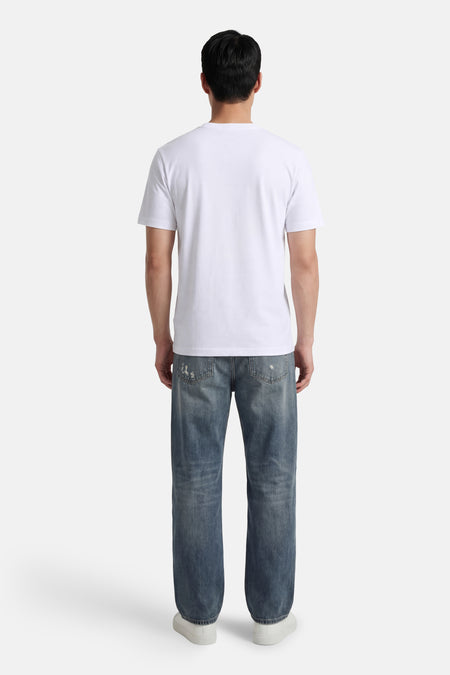 T-shirt blanc à manches courtes HUGO BLUE, vu de dos, associé à un jean bleu et des baskets blanches.