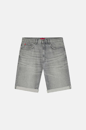 Short en jean gris en denim de HUGO, avec écusson logo rouge sur la ceinture et une poche arrière.