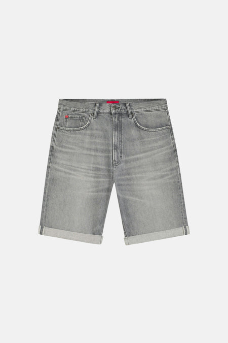Short en jean gris en denim de HUGO, avec écusson logo rouge sur la ceinture et une poche arrière.