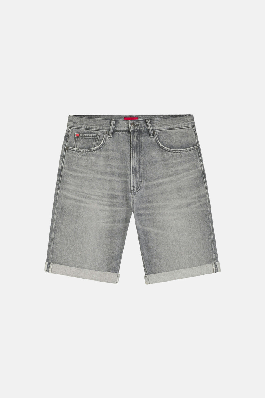 Short en jean gris en denim de HUGO, avec écusson logo rouge sur la ceinture et une poche arrière.