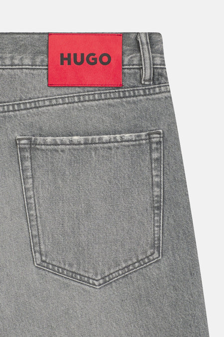 Grijze jeansshort van denim van HUGO, met rode logopatch op de tailleband en een achterzak.