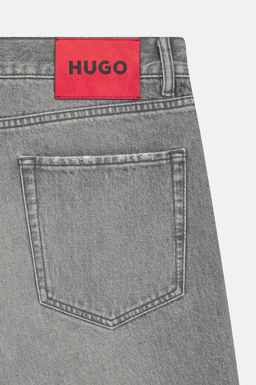 Grijze jeansshort van denim van HUGO, met rode logopatch op de tailleband en een achterzak.