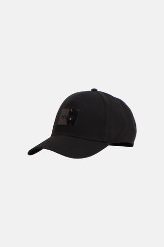 Casquette noire HUGO avec patch logo brillant sur le devant, vue latérale.