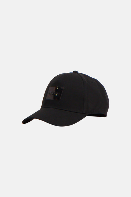 Casquette noire HUGO avec patch logo brillant sur le devant, vue latérale.