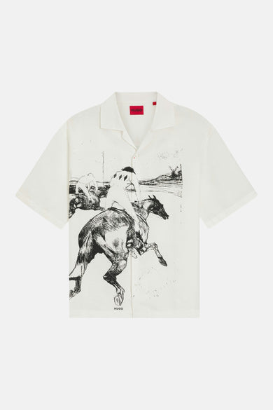 Chemise blanche à manches courtes de HUGO avec illustration noir et blanc d'une course de chevaux.