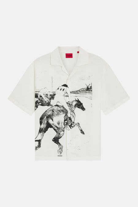 Chemise blanche à manches courtes de HUGO avec illustration noir et blanc d'une course de chevaux.