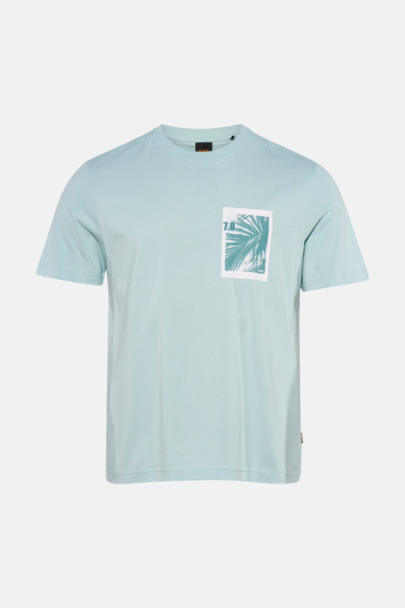 T-shirt turquoise à manches courtes de HUGO BOSS ORANGE, avec un imprimé palmier sur la poitrine et '7.8'.