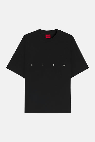 Zwart korte mouwen T-shirt van HUGO met witte logo letters op borst, ronde hals en rode label aan binnenkant, front view