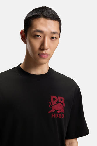 Zwart T-shirt met korte mouwen van HUGO, voorzien van een rode print op de borst.
