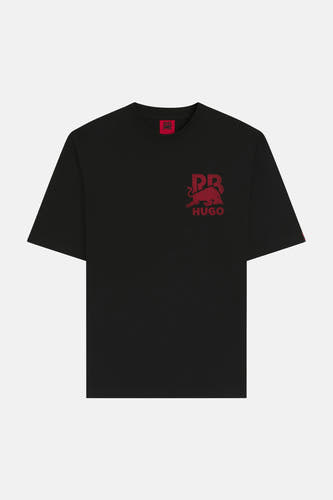 T-shirt noir à manches courtes de HUGO, avec logo rouge sur la poitrine et la manche.