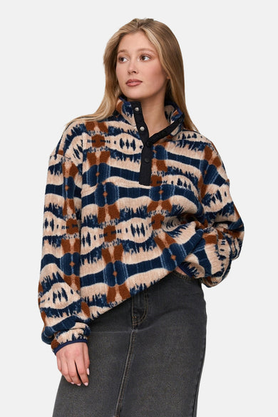 Fausse fourrure multicolore de 24 Couleurs GmbH avec un motif rétro et une fermeture à boutons, portée avec une jupe denim gris.