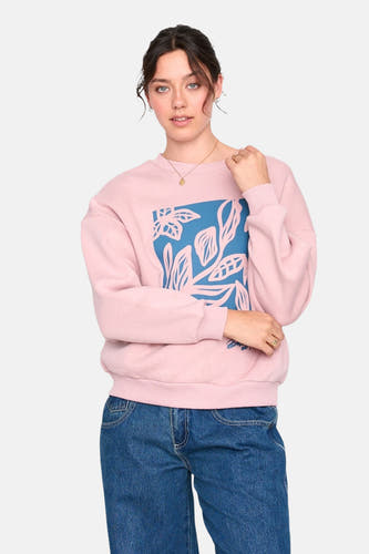 Gilet rose de 24 Colours GMBH, avec un motif botanique bleu, associé à des jeans et une chaîne d'or.