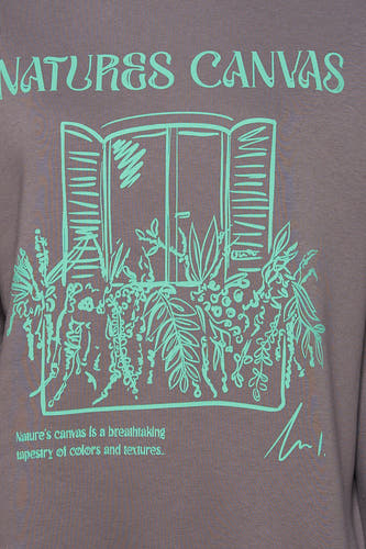 Gilet gris de 24 colours gmbh avec une impression graphique d'une fenêtre avec des plantes et le texte "Nature's Canvas".
