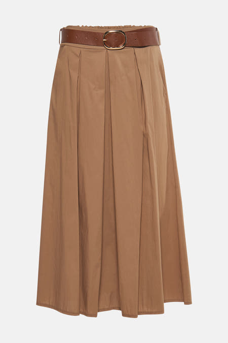 Long jupe beige de Terra di Siena, avec des plis et une ceinture brune avec une boucle dorée.