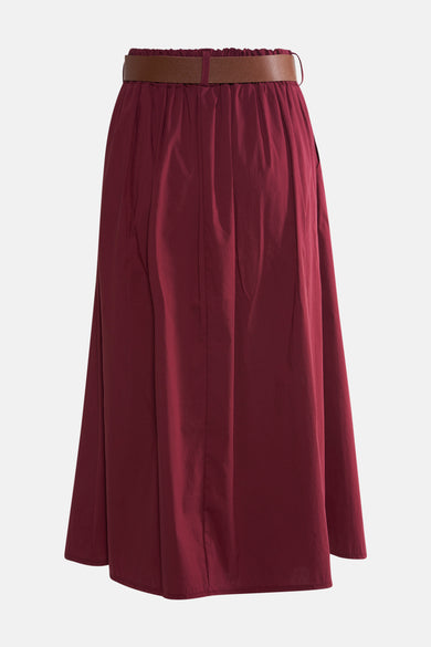 Robe longue de Bordeaux de Terra di Siena, avec une ceinture marron autour de la taille.
