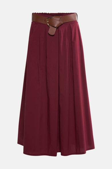 Robe longue de Bordeaux de Terra di Siena avec une ceinture brune à boucle pour la taille.