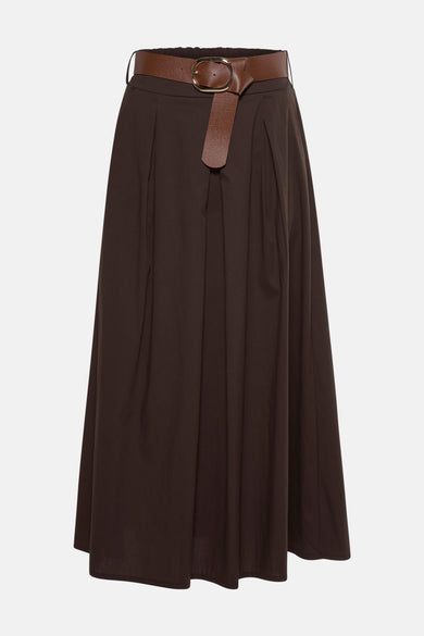 Lange bruine rok van Terra di Siena, met een brede bruine riem met goudkleurige gesp.
