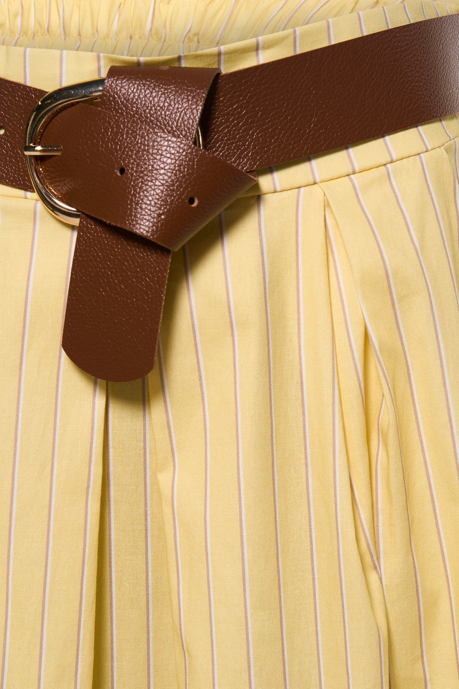 Jupe jaune de Terra di Siena avec un motif rayé et une ceinture marron.