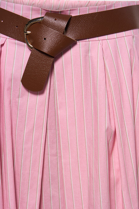 Jupe rose de Terra di Siena avec des rayures verticales et une ceinture marron avec une boucle dorée.