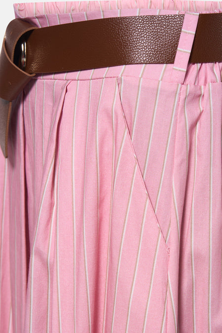 Jupe rose de Terra di Siena, avec des rayures craie et une ceinture en cuir marron.