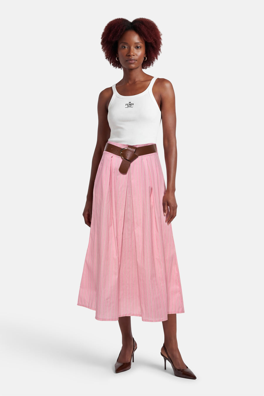 Jupe rose de Terra di Siena, avec des rayures verticales et une ceinture marron.