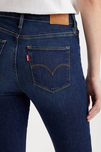 Donkerblauwe skinny jeans van Levi's, met kenmerkende stiksels op de achterzak, en een leren merklabel op de tailleband.
