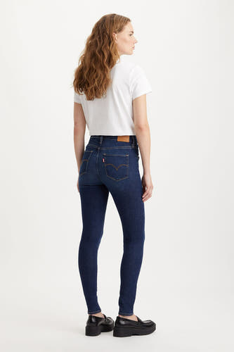 Jean skinny bleu marine de Levi's, avec un lavage foncé et une étiquette en cuir de marque sur l'arrière.