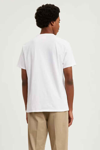 T-shirt blanc de Levi's, vu de l'arrière, porté avec un pantalon kaki.