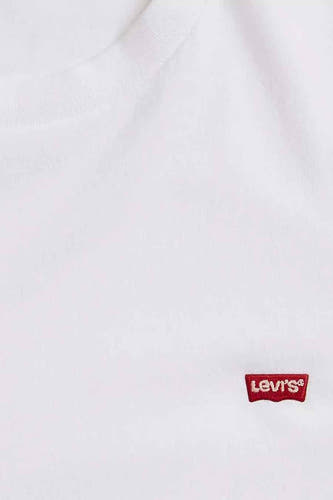 T-shirt blanc de Levi's avec un petit logo rouge sur la poitrine.