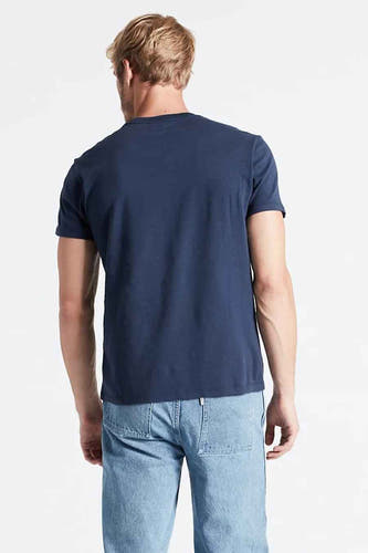 T-shirt bleu de Levi's, vu de l'arrière, avec des jeans bleu clair.