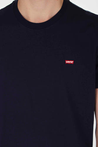 T-shirt bleu de Levi's, design simple avec un petit logo de marque rouge sur la poitrine.