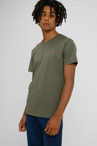 T-shirt vert de Levi's, avec des manches courtes et un petit logo rouge de la marque sur la poitrine.