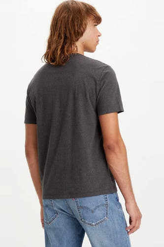 T-shirt gris de Levi's, vu de l'arrière, associé à des jeans bleus.