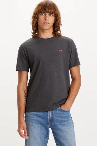 T-shirt gris de Levi's, à manches courtes, porté avec des jeans bleus.