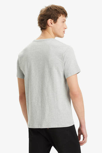 T-shirt gris à manches courtes de Levi's, vu de derrière, porté avec un jean noir.