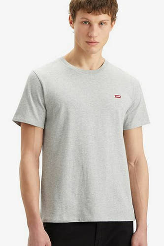 T-shirt gris à manches courtes de Levi's, en tissu uni et un petit logo rouge sur la poitrine.
