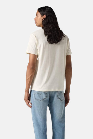 T-shirt blanc à manches courtes de Levi's®, vu de dos, avec des jeans.
