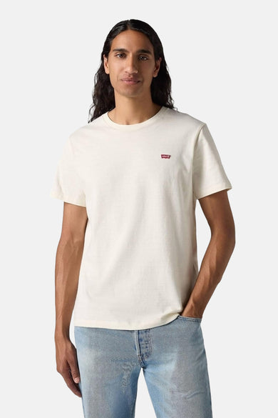 T-shirt blanc à manches courtes de Levi's, porté avec un jean.
