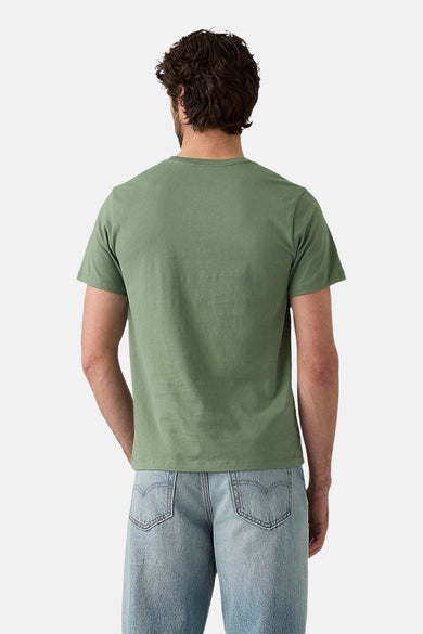 T-shirt vert de manteses courtes Levi's®, vu de l'arrière, associé à un jean bleu.