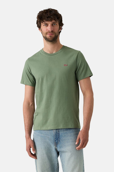 T-shirt vert de mantes courtes Levi Levi Levi porté avec un jeans bleu.
