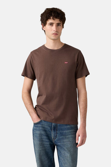 T-shirt brun à manches courtes de Levi's, vu de dos, porté avec un jean bleu.